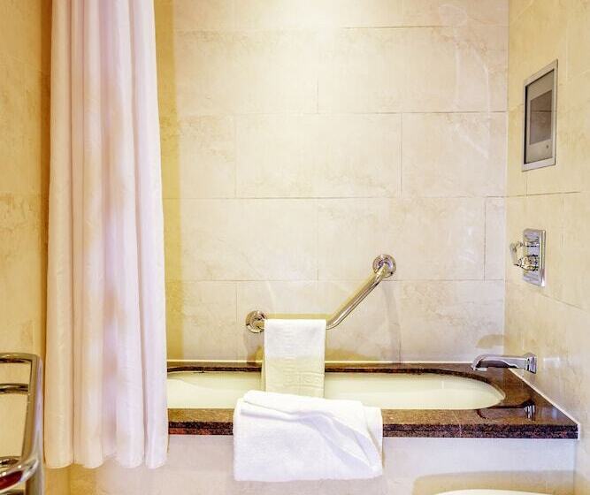 جناح جونيور, Bryn Meadows Golf, Hotel & Spa