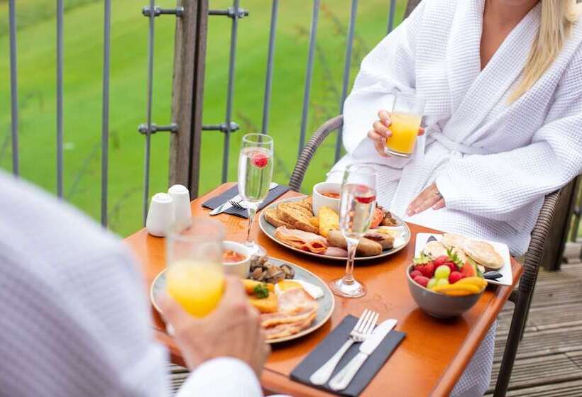 جناح جونيور, Bryn Meadows Golf, Hotel & Spa