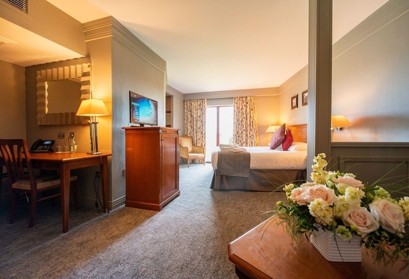 جناح جونيور, Bryn Meadows Golf, Hotel & Spa