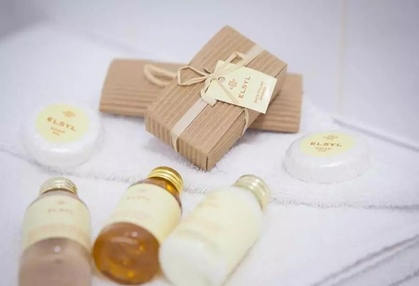 デラックスルーム, De Rougemont Manor Hotel & Suites