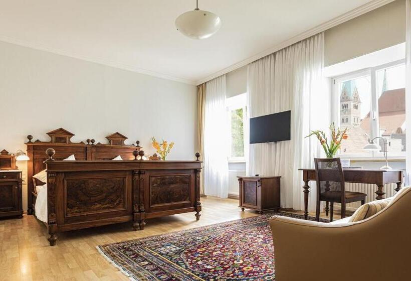 수피리어 룸, Dom