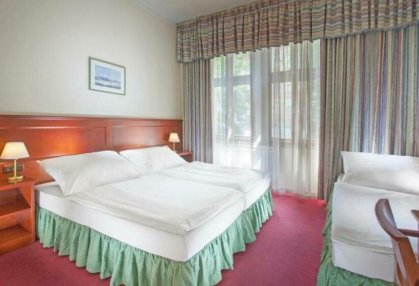 Quarto Triplo Estandar, Lunik