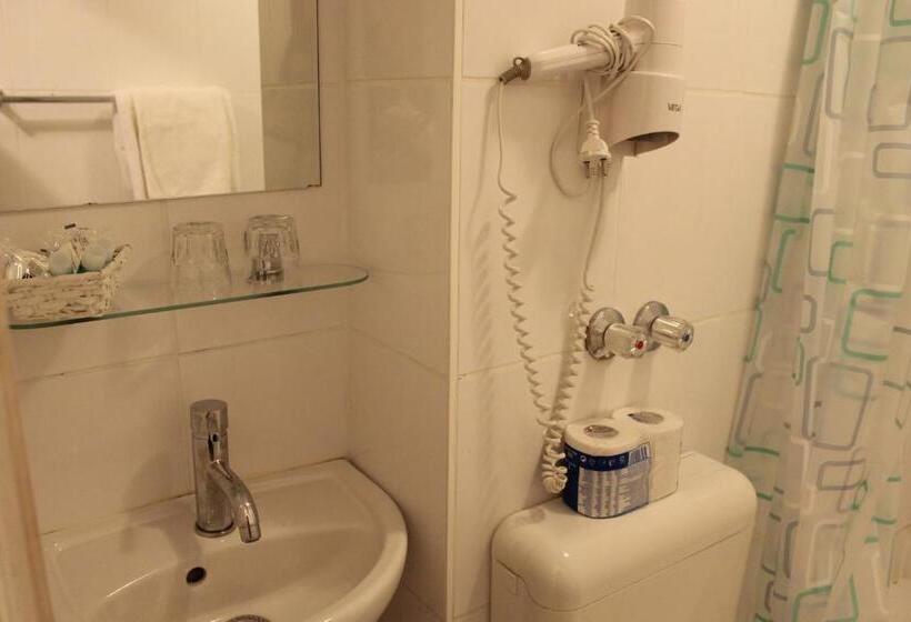 标准单人间, Margit