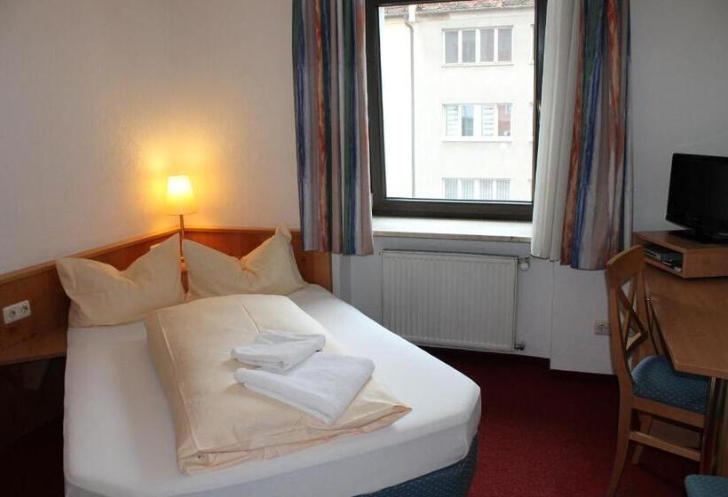 标准单人间, Margit