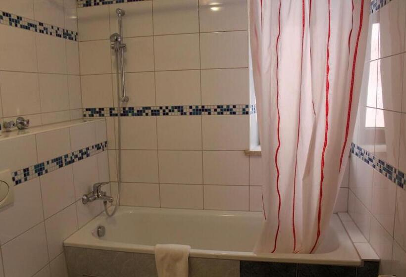 标准三人间, Margit