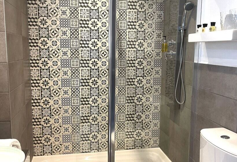 스탠다드 룸, The Churchill