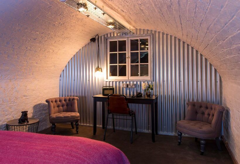 침실 2개 스위트, The Churchill