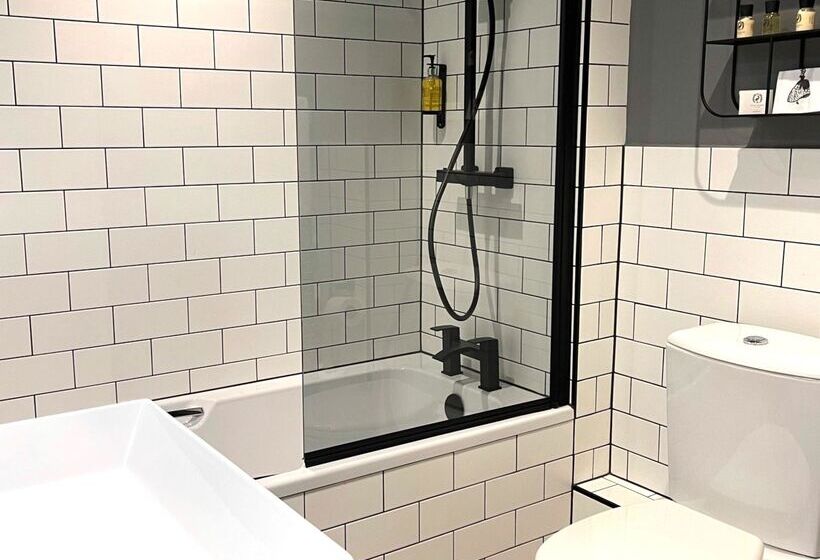 스탠다드 룸, The Churchill