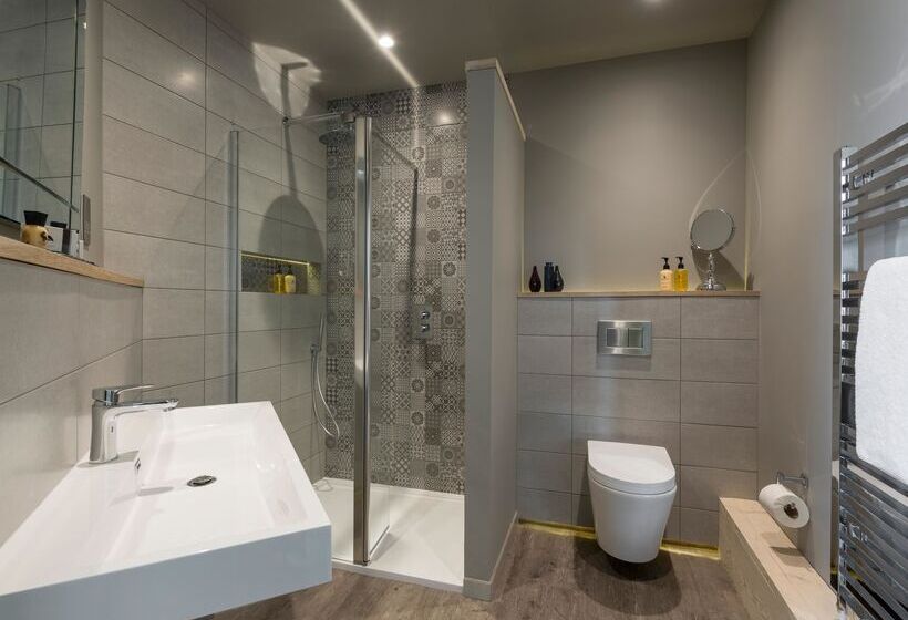 디럭스 룸, The Churchill