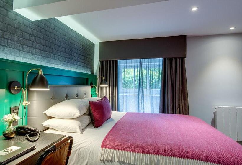 수피리어 룸, The Churchill