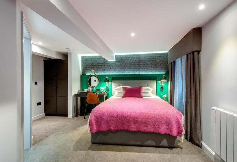 수피리어 룸, The Churchill