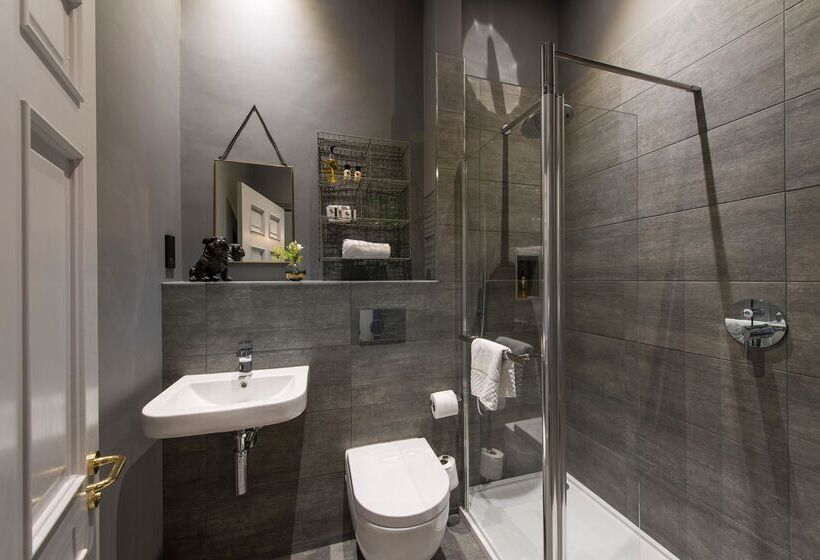 수피리어 룸, The Churchill