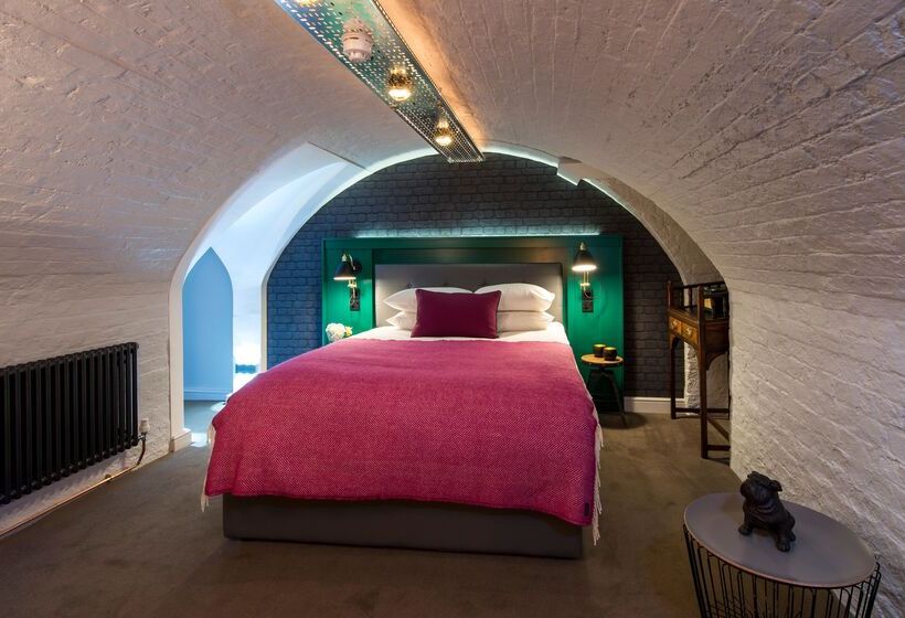 수피리어 룸, The Churchill