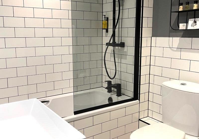 패밀리 룸, The Churchill