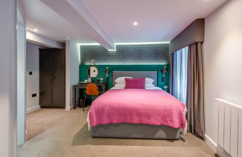 수피리어 룸, The Churchill