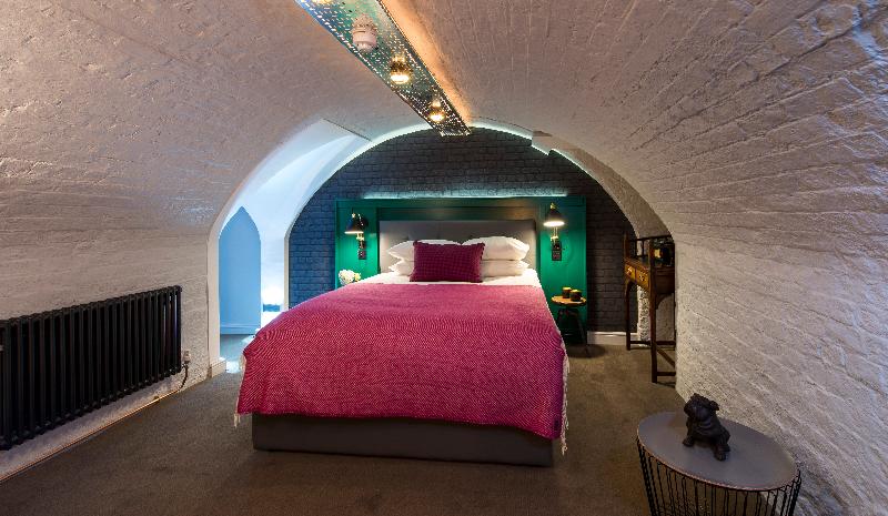 수피리어 룸, The Churchill