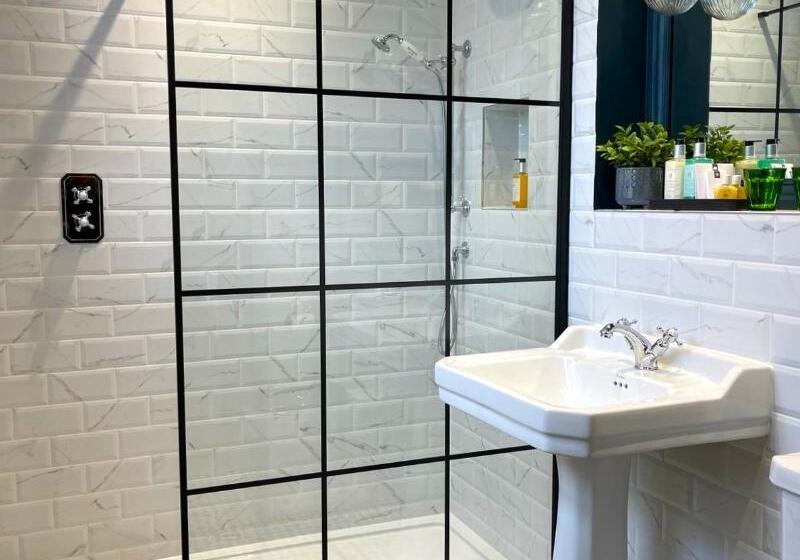 디럭스 룸, The Churchill