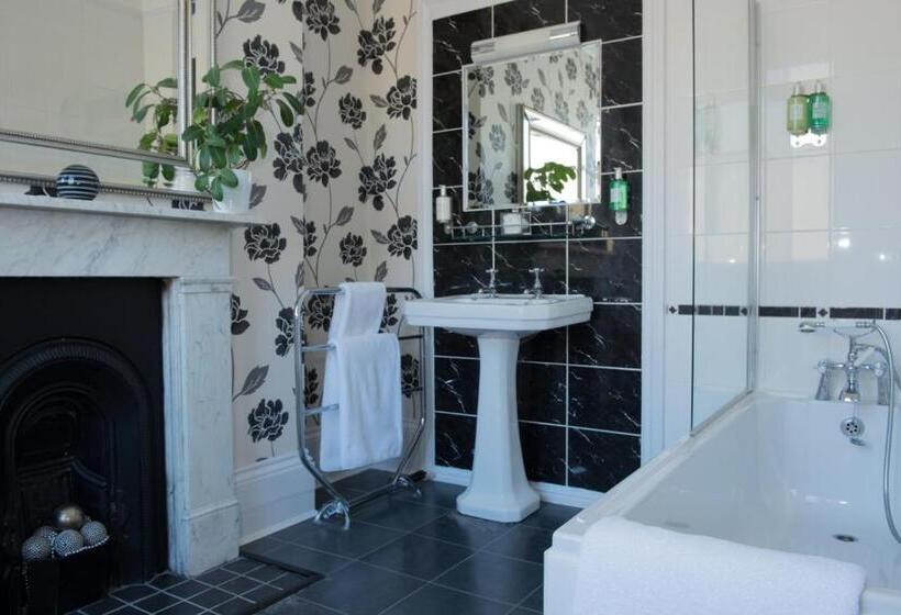 Номер Стандарт, The Claremont