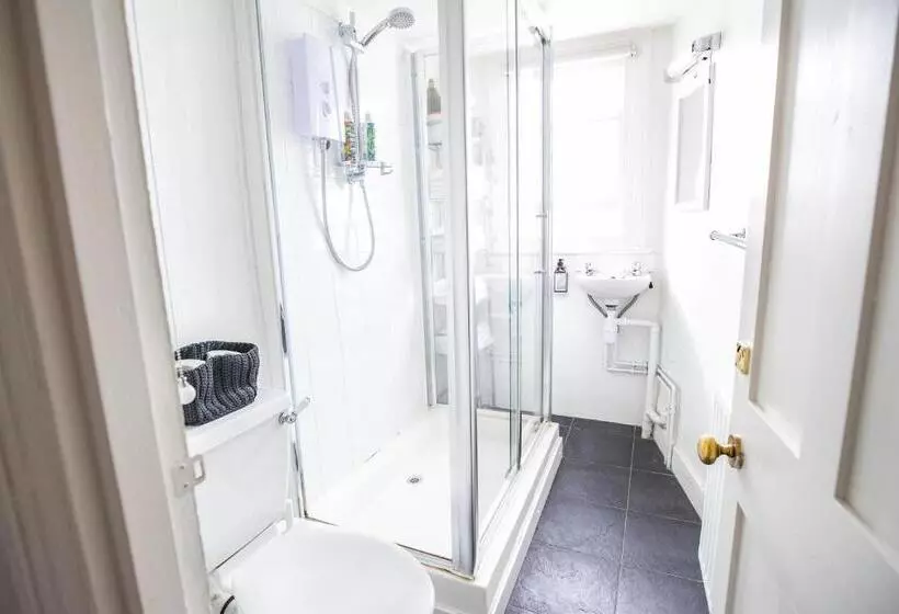 اتاق استاندارد با سرویس بهداشتی مشترک, Tower House Guest House