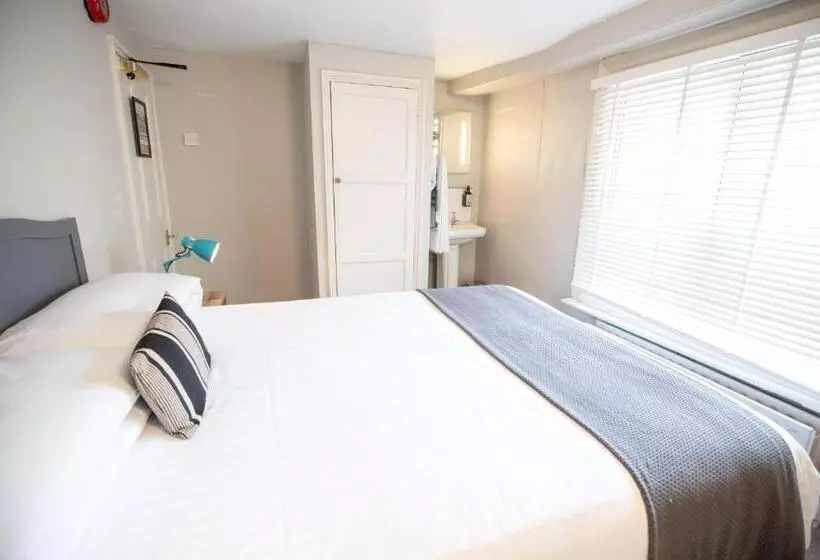 اتاق استاندارد با سرویس بهداشتی مشترک, Tower House Guest House
