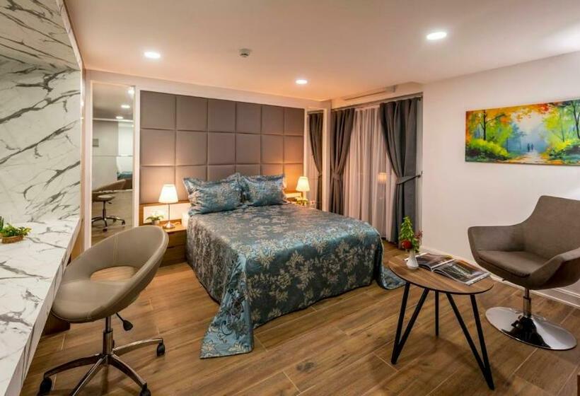 Семейный Номер, Novel Centre Point