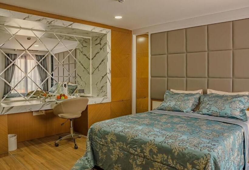 Семейный Номер, Novel Centre Point