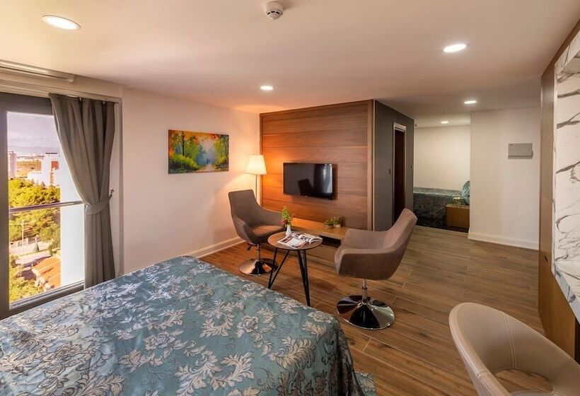 Семейный Номер, Novel Centre Point