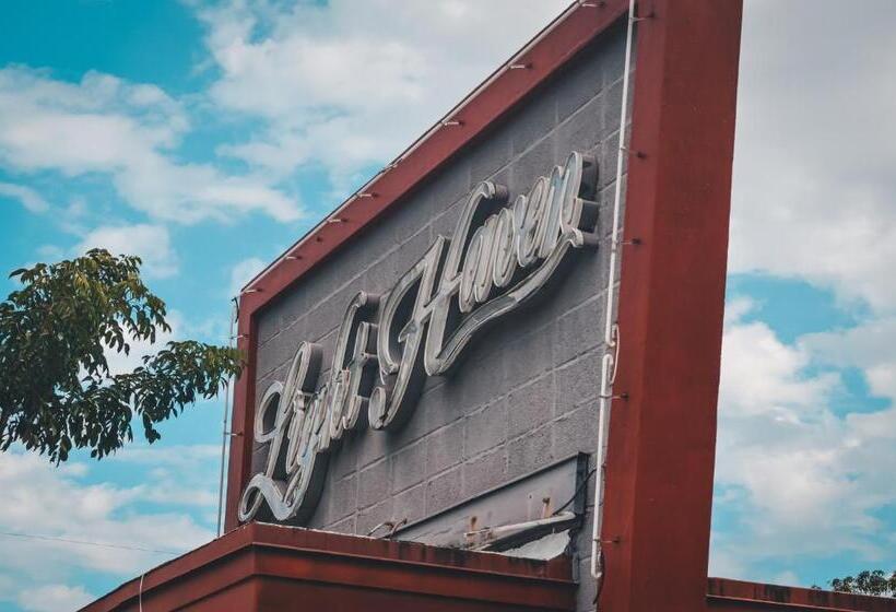 스탠다드 스튜디오, Hollywood Light Haven Lodge