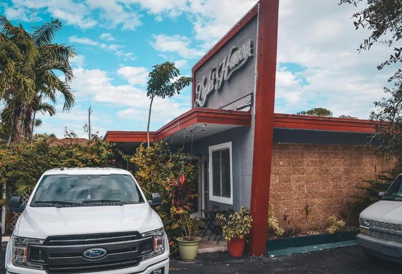 스탠다드 스튜디오, Hollywood Light Haven Lodge