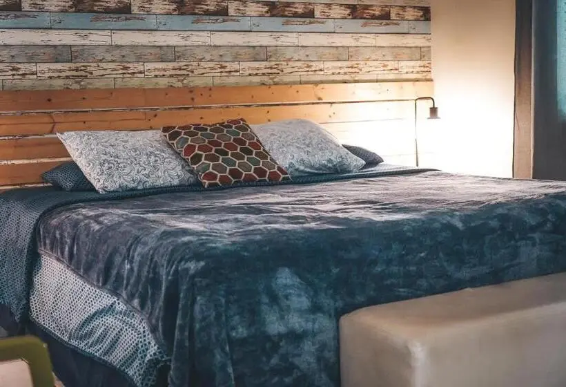 اتاق اکونومی, Hollywood Light Haven Lodge