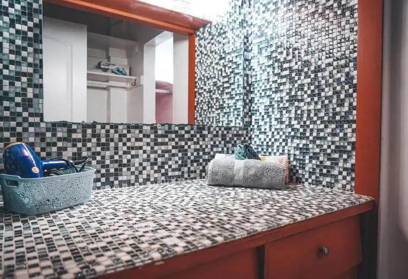 اتاق اکونومی, Hollywood Light Haven Lodge