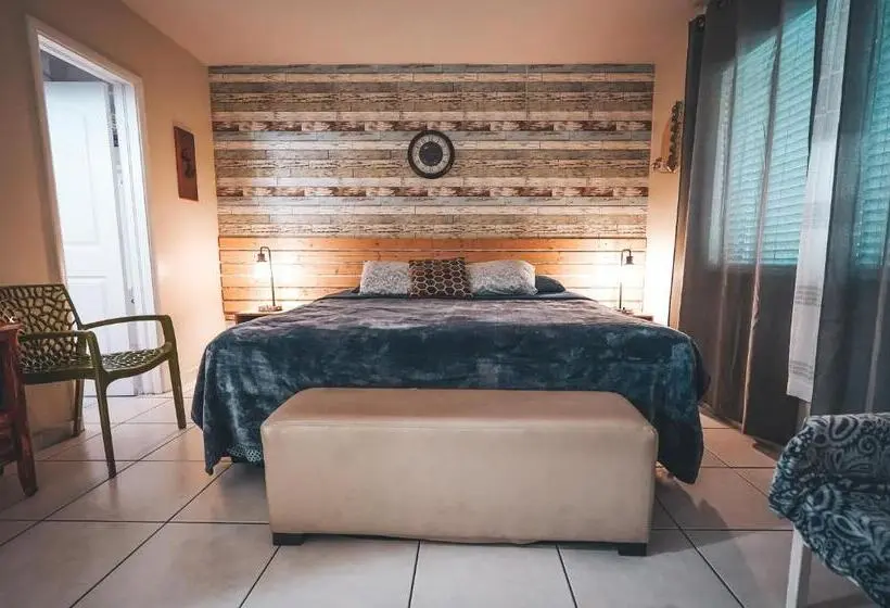 اتاق اکونومی, Hollywood Light Haven Lodge