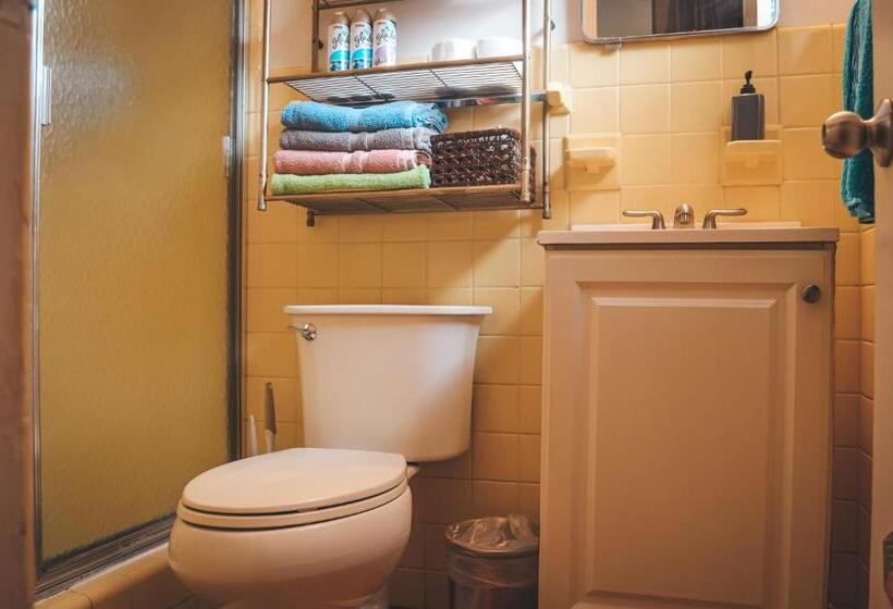 패밀리 스튜디오, Hollywood Light Haven Lodge