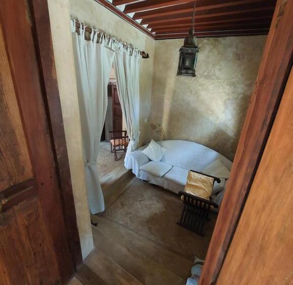 اتاق خانوادگی, Samaki House