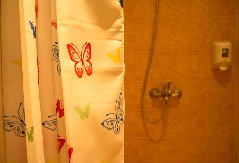 חדר סטנדרט לשלושה, Green Hill