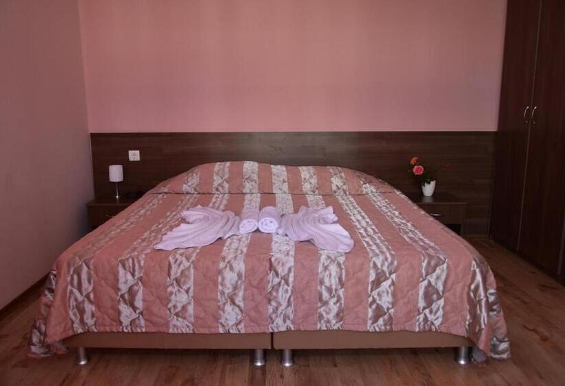 חדר סטנדרט לשלושה, Green Hill