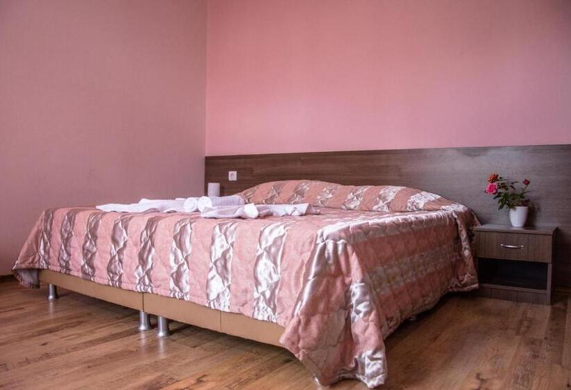 חדר סטנדרט לשלושה, Green Hill