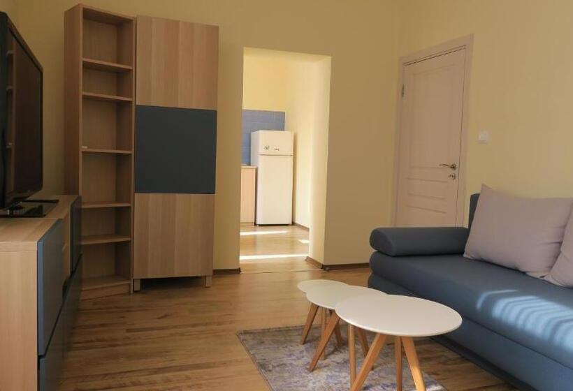 דירת חדר, Green Hill