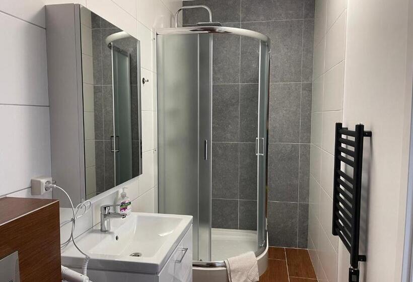 اتاق خانوادگی با چشم‌انداز کوه, Helgrindur Guesthouse