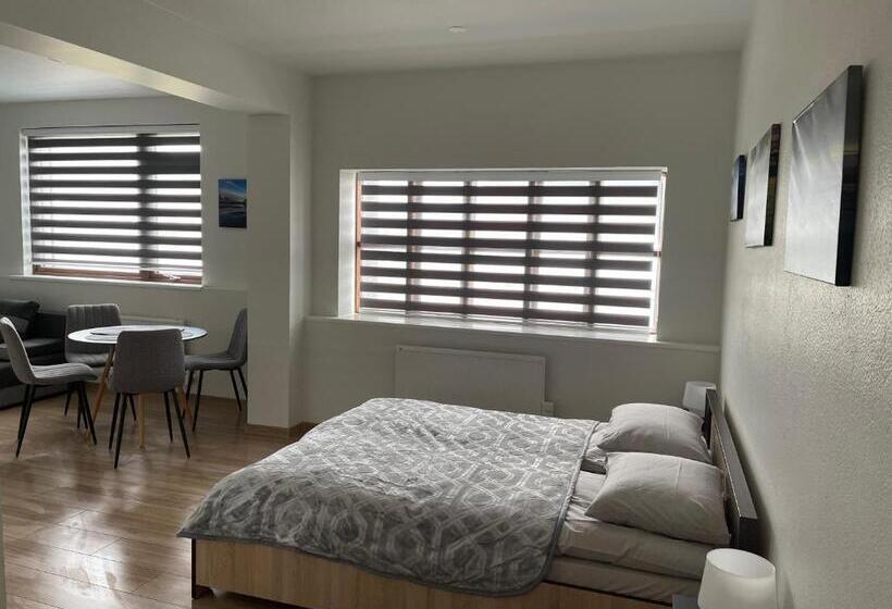 اتاق خانوادگی با چشم‌انداز کوه, Helgrindur Guesthouse