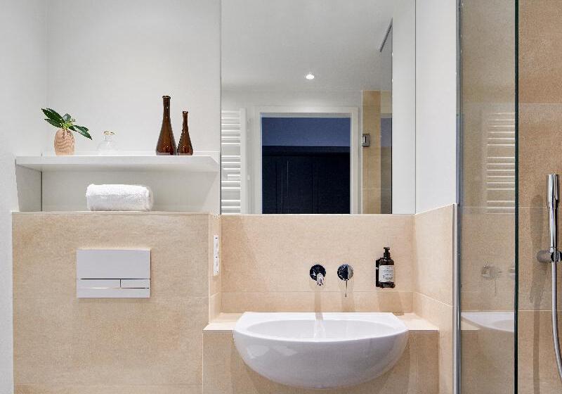 Suite with Terrace, Schwan Locke