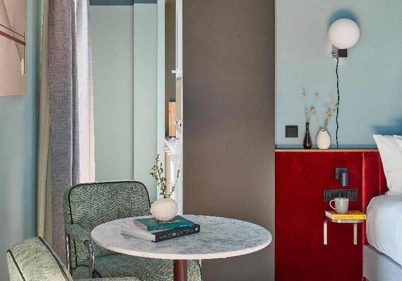 Suite with Terrace, Schwan Locke