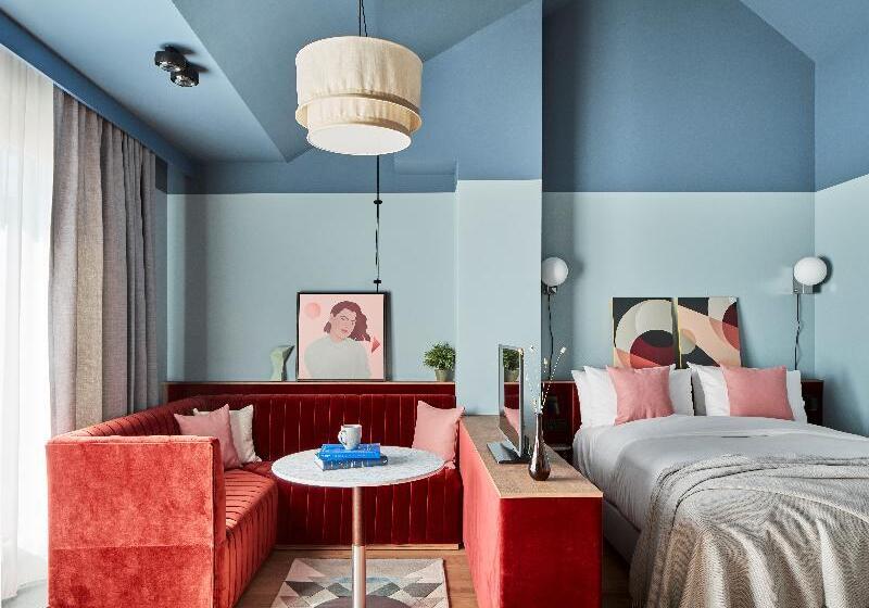 Suite with Terrace, Schwan Locke