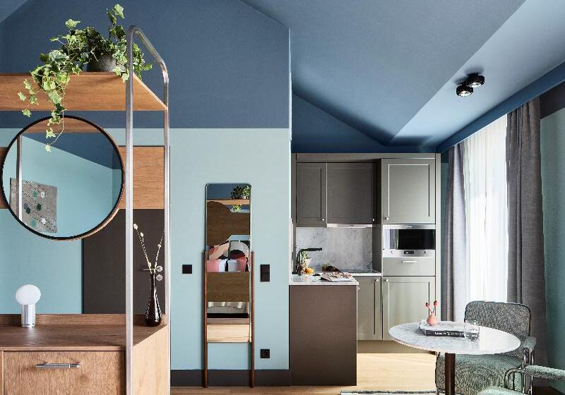 Suite with Terrace, Schwan Locke