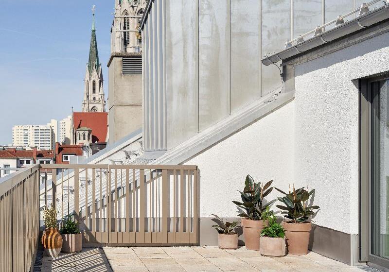 Suite with Terrace, Schwan Locke