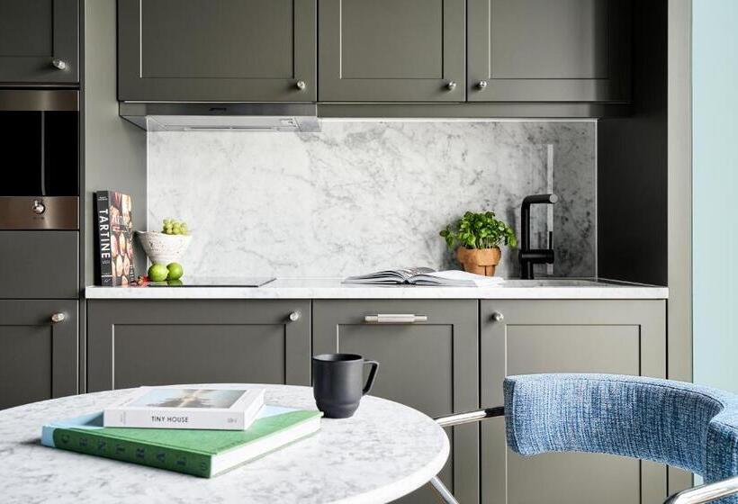 Standard-studio, Schwan Locke