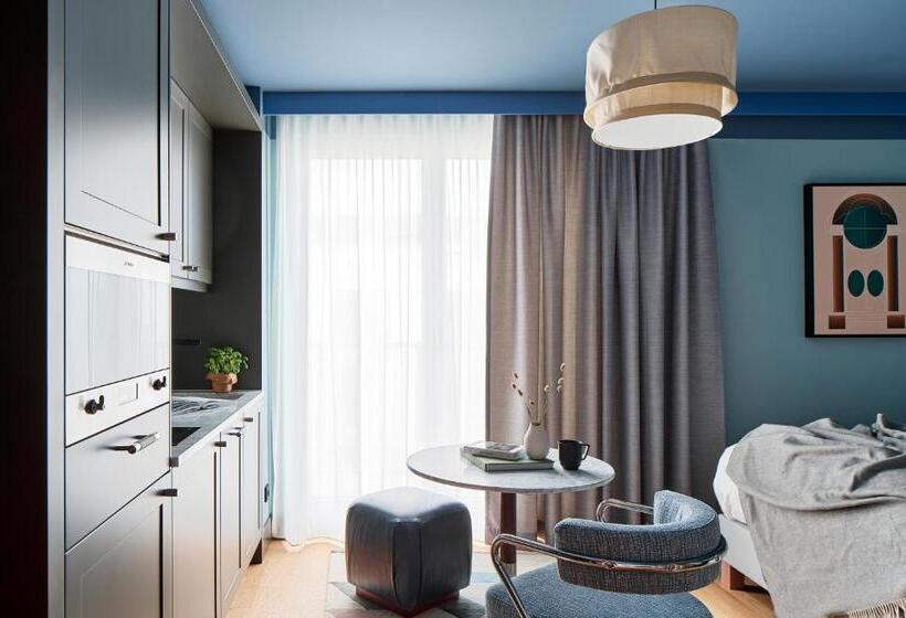 Standard-studio, Schwan Locke