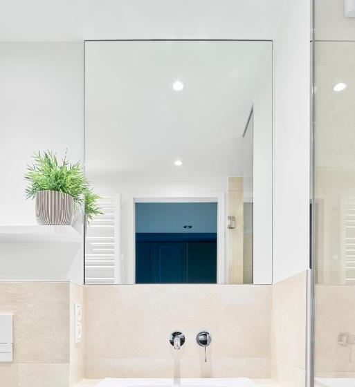 Suite with Terrace, Schwan Locke