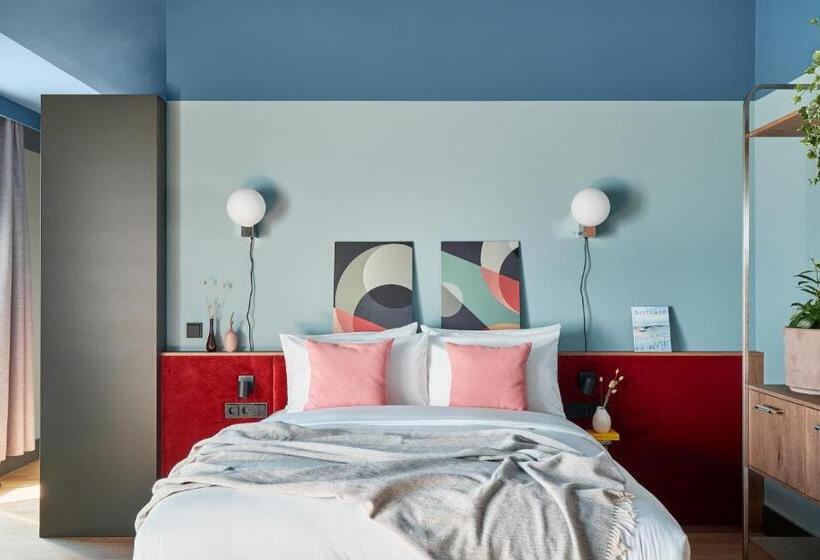 Suite with Terrace, Schwan Locke