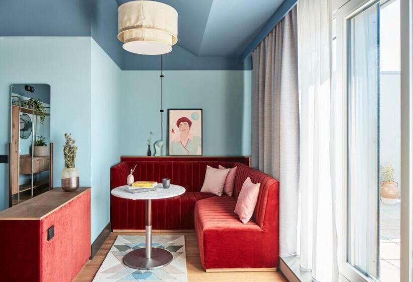 Suite with Terrace, Schwan Locke